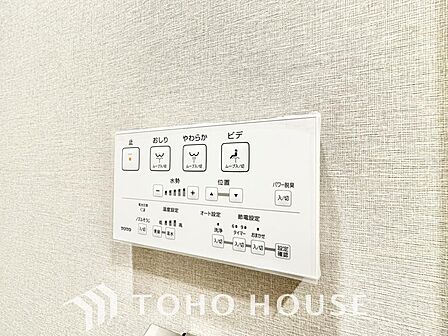 毎日使うトイレには快適な温水洗浄便座を完備しています。清潔感のあるプライベート空間で日々の生活に心地よいゆとりをプラス。毎日の暮らしをさらに一段と快適にしてくれる、嬉しいこだわり設備仕様の住まいです。