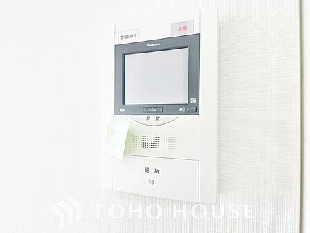 見える安心をカタチにしました。誰が来ても一目で相手の顔がわかる、モニター付きインターホンを設置しています。お子様の留守番時や防犯面でも、非常に効果的で、毎日の暮らしに確かな安心感をプラスする設備です。
