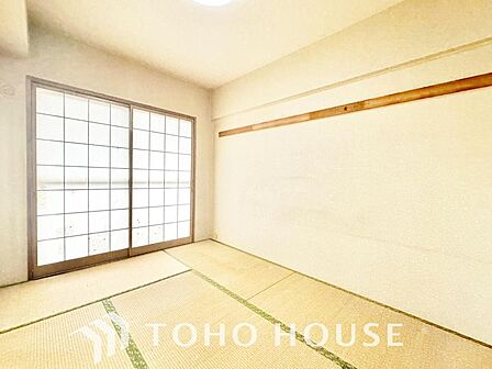 客間としての活用はもちろん、赤ちゃんや小さなお子様を、安心して遊ばせるスペースとしても重宝する和室。い草の香りと、柔らかな畳が心地よく、家族のライフステージに合わせて、多目的に使える寛ぎの和空間です。