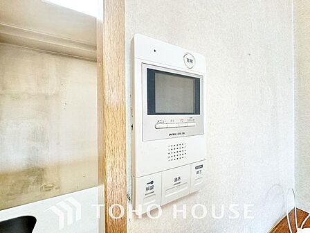 見える安心をカタチにしました。誰が来ても一目で相手の顔がわかる、モニター付きインターホンを設置しています。お子様の留守番時や防犯面でも、非常に効果的で、毎日の暮らしに確かな安心感をプラスする設備です。