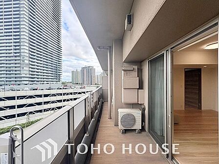 心地よい風が吹き抜けるマンションのバルコニー。毎日の洗濯物やお布団干しにも十分な広さを確保しています。手すり壁が適度なプライバシーを守りつつ、明るい光を室内に届けてくれる、暮らしの憩いのスペースです。