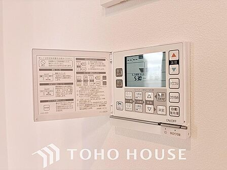 リビングには足元から優しく温めてくれる床暖房完備。温風が出ないためホコリが舞い上がらず、お肌や喉の乾燥を防ぎます。陽光と温もりに包まれながら、家族みんなでゆったりと心地よい寛ぎの時間を堪能できる空間。