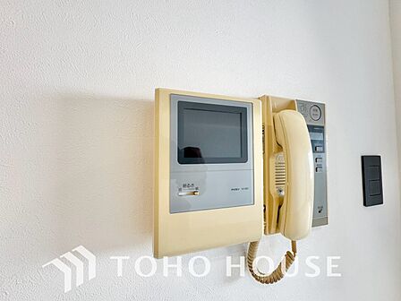 「見える安心」を実現するために、誰が訪れてもすぐにわかるようモニター付きインターホンを設置しました。ドアを開けずに室内から安全に相手を確認・対応できるため、お子様のお留守番や防犯面でも心強い設備です。