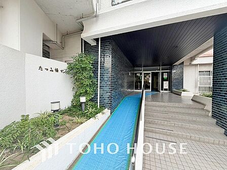 街の環境と住む人の暮らしを第一に考えそこでしかできないロビーを作り出されたこだわり。ただの通過点ではなく美しい意匠と温かみが日々の暮らしに豊かさを添える、物件の象徴となる特別な共用空間になっています。