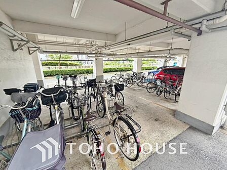 共用部の駐輪場は雨除けが設置されています。きちんと整理され管理の行き届いた印象です。