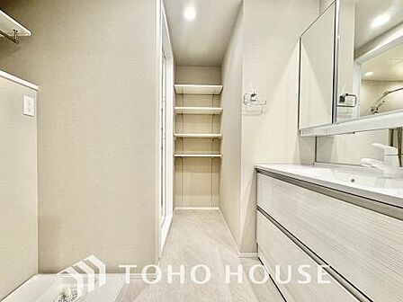 平日の朝であっても落ち着きとくつろぎを感じられる空間。気持ちよく身だしなみを整えられます。機能性と美しさを両立した洗練されたデザインが、慌ただしい一日の始まりを優雅で特別なひとときへと変えてくれます。