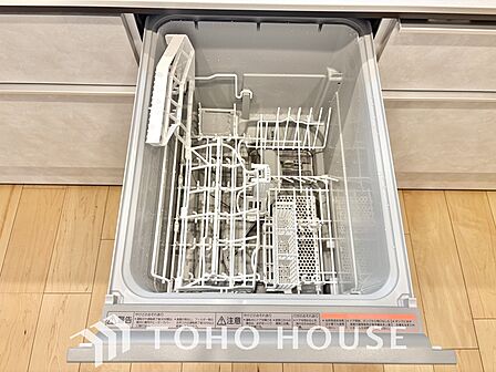 食洗機は家事の時間を短くできることがメリット。ビルトインタイプはキッチンをすっきりとみせてくれます。高温でしっかり洗浄するため衛生的で、毎日の手荒れの悩みからも解放され暮らしに優しいゆとりを生みます。