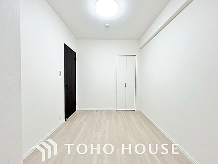 収納に便利なクローゼットを備えた、家具配置の自由度が高いシンプルな洋室です。画像と現地では広さや明るさの感覚が大きく変わります。暮らしのイメージを膨らませるためにも、ぜひご自身の目で確かめてください。