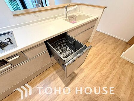 食洗機は家事の時間を短くできることがメリット。ビルトインタイプはキッチンをすっきりとみせてくれます。高温でしっかり洗浄するため衛生的で、毎日の手荒れの悩みからも解放され暮らしに優しいゆとりを生みます。