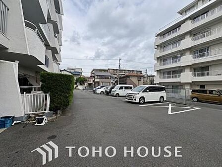 「月駐車場からの卒業」ゆったりとした駐車スペースを確保いたしましたので、大きめのお車でも駐車可能です。自転車やバイクなど、ゆとりのある敷地で置き場所に困ることはないでしょう。