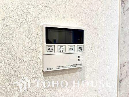 家族がいつでも温かいお風呂に入ることができる追い炊き機能が付いた浴槽はとても便利な機能です。家事の合間に手軽に操作できるため、生活リズムが異なるご家族でも常に心地よい温かなお湯が優しく迎えてくれます。