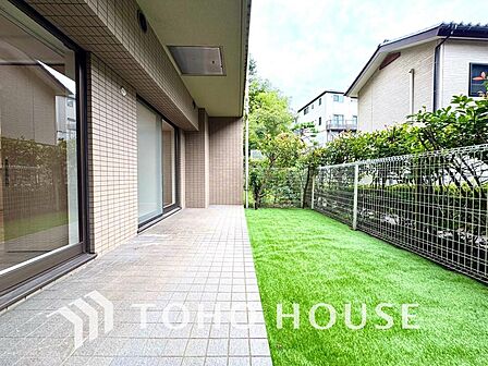 ここに住まう方々へ余すこと無く太陽の恵みを届けられるように、計画・設計されております。明るい陽射しが部屋の奥まで差し込み、毎日の暮らしを健やかに包み込みながら、家族の笑顔あふれる温かな空間を叶えます。