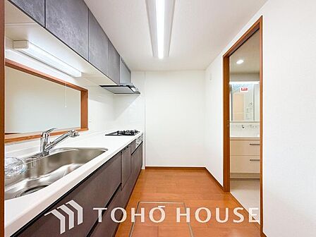 家族みんなでゆったりと調理や食事の準備ができる十分な広さを確保した、快適なキッチンスペース。お子様とのお菓子作りや夫婦での調理もストレスフリーに楽しめます。家族の絆がさらに深まる広々設計です。