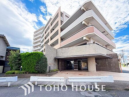 街並みに美しく映える、洗練されたスタイリッシュな外観デザイン。新築ならではの圧倒的な存在感と品格を放ち、住む人の誇りを満たしてくれます。青空に映える美しい佇まいを、ぜひ現地で実際にご覧ください。