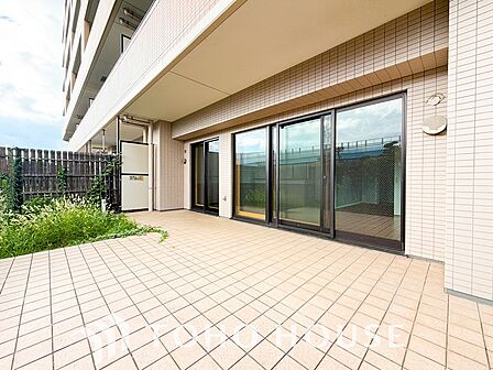 ゆとりある敷地だからこそ叶う、室内と屋外をゆるやかにつなぐ開放的な設計です。周囲の視線を気にせずリラックスして過ごせるプライベートな空間。日常にゆとりをもたらし、住まいの快適性とデザイン性を高めます。