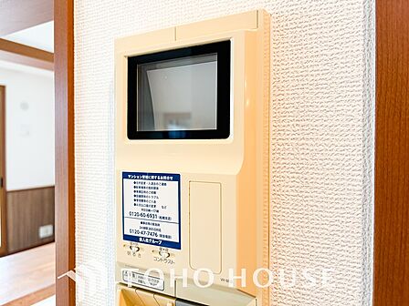 「見える安心」を実現するために、誰が訪れてもすぐにわかるようモニター付きインターホンを設置しました。ドアを開けずに室内から安全に相手を確認・対応できるため、お子様のお留守番や防犯面でも心強い設備です。