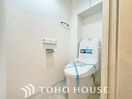 清潔な空間を保てるよう、お手入れのしやすさにもこだわり、汚れをサッと拭き取れる床材と壁紙を採用。快適な温水洗浄便座に加え、手洗い一体型のトイレはスペースの節約ができ、ゆったりとした空間が確保できます。