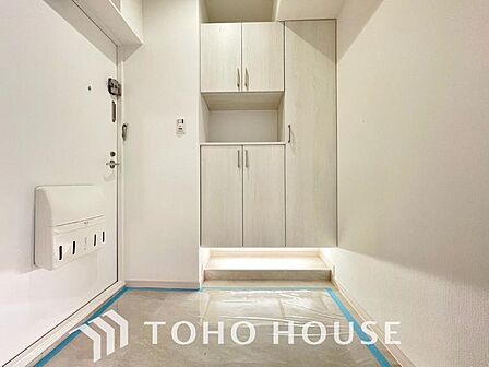毎日みんなを見送り、そして迎え入れる場所だから・・・帰りたくなる家をテーマに設計した、自慢の玄関です。人を迎え入れる最初の場所だからこそ、清潔感がある空間にして頂ける様シューズボックスを設置しました。