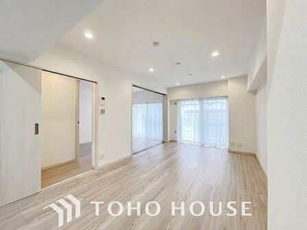さわやかな「通風」と「採光」を、存分に感じることが出来る空間。毎日の暮らしに癒しをもたらす居心地の良いリビングです。家族みんなが集まる場所だからこそ、一番明るく、使い勝手のいい空間に仕上げております。