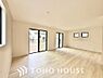 室内：光が注がれる青い空から鮮やかに赤色にゆっくりと染まる。そんな優しい時間がここでは流れてゆく。
