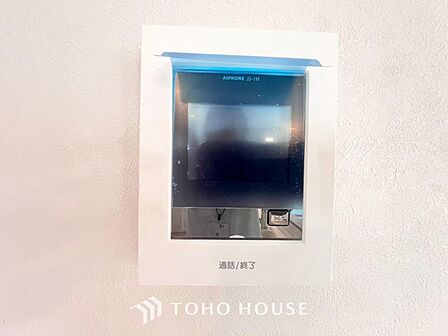 「見える安心」をカタチにしました。誰が来てもわかる様に、モニター付きインターホンを設置。来訪者を映像で確認できるため防犯性に優れ、日々の暮らしに確かな安心感をプラスする、家族に優しい住まいの設備です。