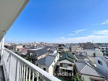 豊かな眺望にふさわしい空間は、通風・採光に優れ、心地よい光と風があふれています。明るい陽ざしが差し込む開放的なリビングとも繋がり、毎日の暮らしに上質な癒やしと特別な時間を届けてくれる素敵な住まいです。