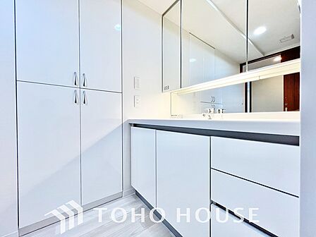 シンプルだからこそ使いやすい。スタンダードなデザインの洗面ボウルは清潔感あるオフホワイトです。毎日の身支度をスムーズにする使い勝手の良い設計で機能美も追求。日々の暮らしに心地よく寄り添う洗面空間です。