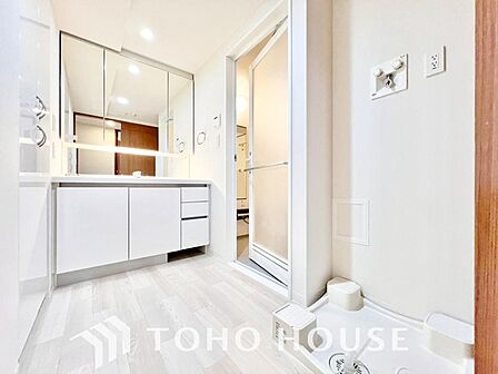 平日の朝であっても落ち着きとくつろぎを感じられる空間。気持ちよく身だしなみを整えられます。ゆとりある広さの洗面台には大型ミラーや収納も完備。慌ただしい朝の時間にも、心地よいゆとりが生まれる設計です。