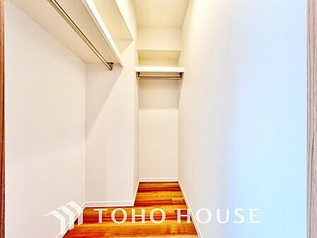 たっぷりと荷物が入るよう、ウォークインクローゼットを完備いたしました。お洋服はもちろん、スーツケースや季節物の家電までまとめてすっきりと収納できるため、お部屋の広さを最大限に活かせる嬉しい設計ですね。
