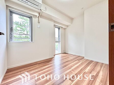 家具の配置がしやすい開放的な室内です。趣味の部屋としても十分な広さを確保しているため、自分好みの快適な空間作りを思いのままに楽しめます。毎日の暮らしをより豊かに彩ってくれる、自由度の高い間取りですね。