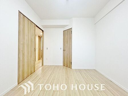 心身ともにゆったりと安らげる主寝室。寝室のゆとりが大きい分だけ、暮らしの安らぎは深まります。一日の疲れを癒やすプライベート空間にふさわしい落ち着きと広さを確保し、上質な眠りと快適な朝を迎えるお部屋に。
