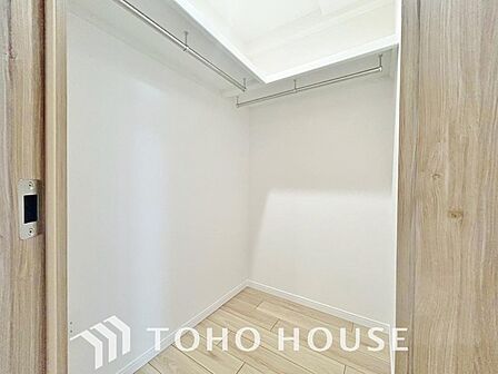 たっぷりと荷物を入るよう広々としたウォークインクローゼットを完備。使い勝手の良さを追求しております。衣類だけでなく、季節家電やスーツケースもすっきりと収まり、お部屋の美しさと広さをキープできる収納に。