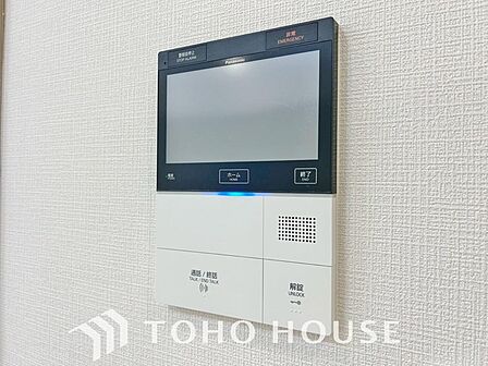 不審者対策や突然の訪問販売への対応に効果を発揮するTVモニター付きインターホン。家事の手を止めることなく、室内の画面越しに用件を確認できるため、日々の余計なストレスを減らし安全な毎日を支えてくれます。