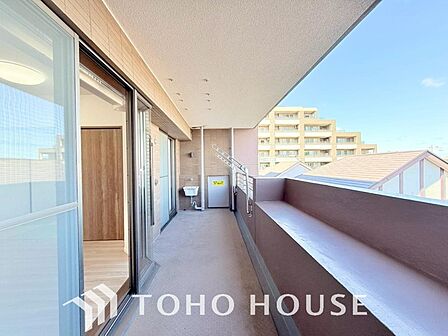 頬をなでる優しい風を感じることが出来るバルコニー。つい深呼吸をしたくなる気持ちの良い眺望です。