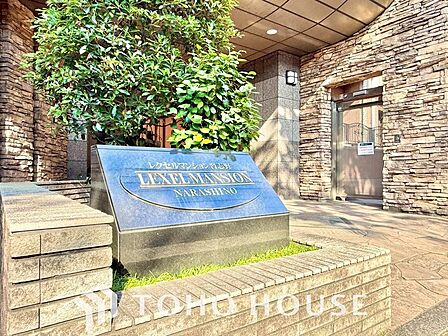 色合いも落ち着いた色を中心に構成され、重厚感のある雰囲気で居住者・来客者を迎えてくれます。