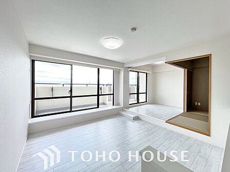 家族が集い、美味しい食事と楽しい会話が自然と始まる場所。そんな何気ない日常の中に確かな幸せを感じさせてくれる特別な空間です。明るく穏やかな空気に包まれたLDKが、住まう人の心に深いやすらぎを届けます。