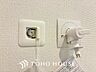 設備：冬場に重宝するガスファンヒーターなどの使用に便利で頼もしい室内ガス栓。ワンタッチで手軽に接続でき、寒い季節の快適な暖房環境を、スムーズに整えます。安全かつスマートに、温かい空間づくりを支える設備です。