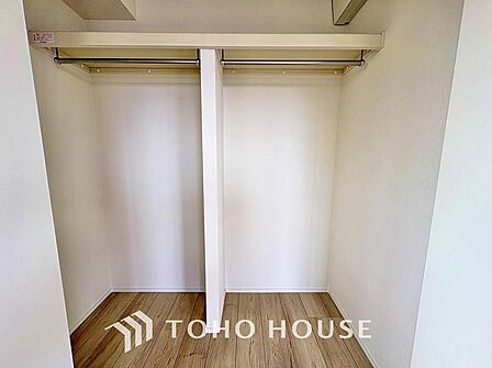 建物内部の収納には拘りました。共有部分に設けた収納。お荷物が多い方にも安心です。