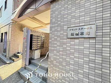いくつかの種類の石と、木質系の素材が創出する雰囲気は、現代的な「和」の風情を感じさせます。