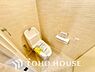 トイレ：白で統一された清潔感あふれるトイレ。快適な温水洗浄機能付きで、毎日を心地よく過ごせます。お手入れの手軽さと明るく爽やかな空間設計が魅力のプライベート空間です。細部までこだわった仕様を現地でご覧下さい。
