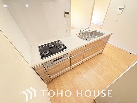 「料理中も子供の成長を見逃さない」使いやすくスタイリッシュなカウンターキッチン。リビングを見渡せる設計のため、遊ぶお子様の様子を常に見守れて安心です。家事動線とデザイン性を兼ね備えた、憧れの空間です。