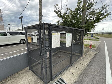 敷地内の中にゴミ捨て場があるので、ゴミ出しもスムーズにできます♪