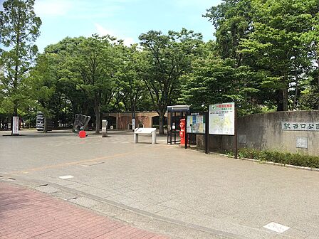 駅西口公園(578m)