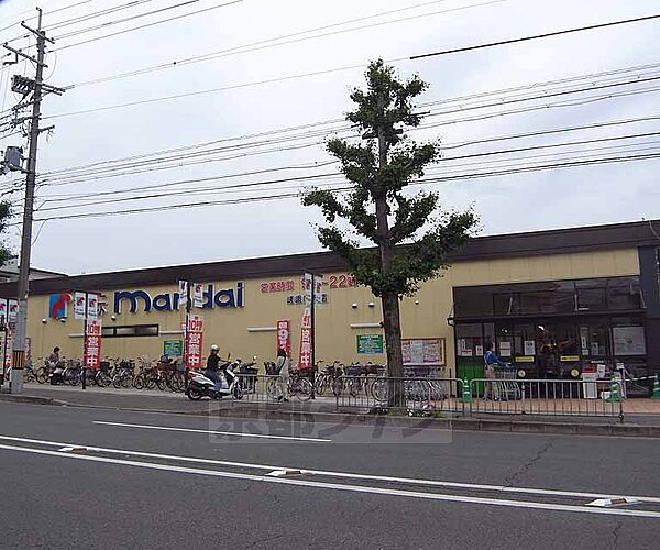 画像3:万代 嵯峨広沢店まで72m 丸太町通り沿いにございます 駐車場も広めです