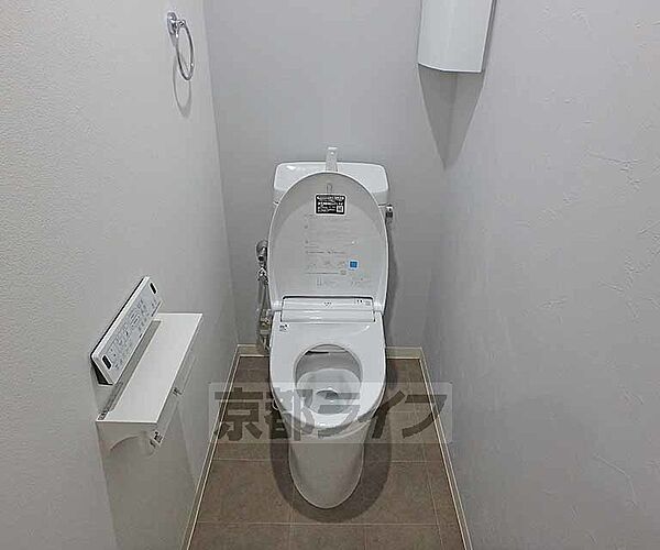 画像8:自動でトイレの蓋の開閉が可能です。