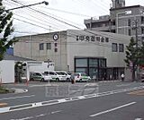 京都中央信用金庫 常盤支店まで132m 丸太町山越の交差点を西にいったところにございます。丸太町通り沿い南側。