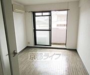 明るい洋室6帖です