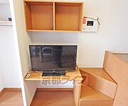 薄型テレビ。上は見せる収納に