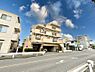 外観：前面道路はきちんと整備されています。 