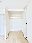 洋室のクローゼット。奥行きがあるので厚手の衣類もすっきり収まります。
